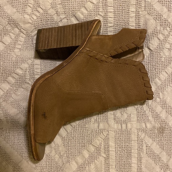 Vince Camuto Taupe Kicetta Bootie Sz 7 - Picture 2 of 4